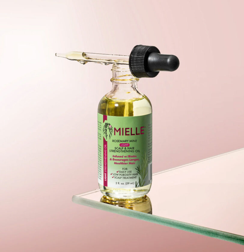 Aceite de romero crecimiento cabello fino Rosemary Mint Light Scalp & Hair Strengthening Oil de Mielle BETH'S HAIR