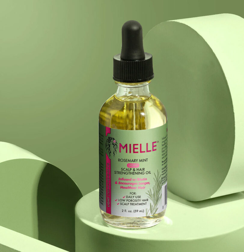 Aceite de romero crecimiento cabello fino Rosemary Mint Light Scalp & Hair Strengthening Oil de Mielle BETH'S HAIR